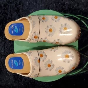 Cape Clogs Daisy European 39 Gently Used